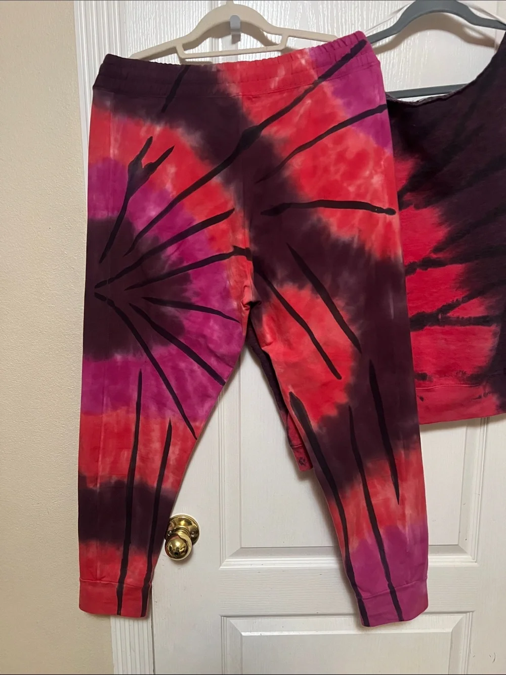 PINK vs Tie-Dye Sweatshirt & Joggers Set - Pink/Red/Black